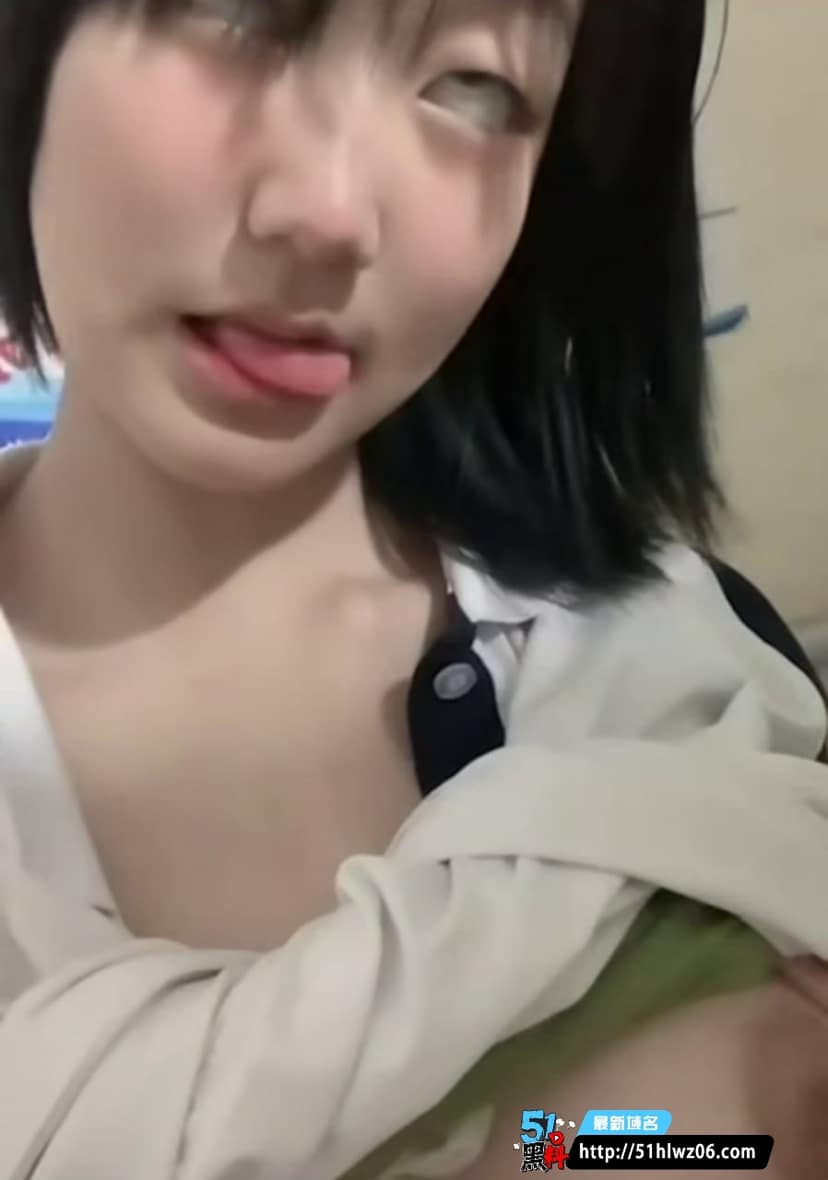 王瑞微看着像个乖学生，私下在天大宿舍玩得这么野