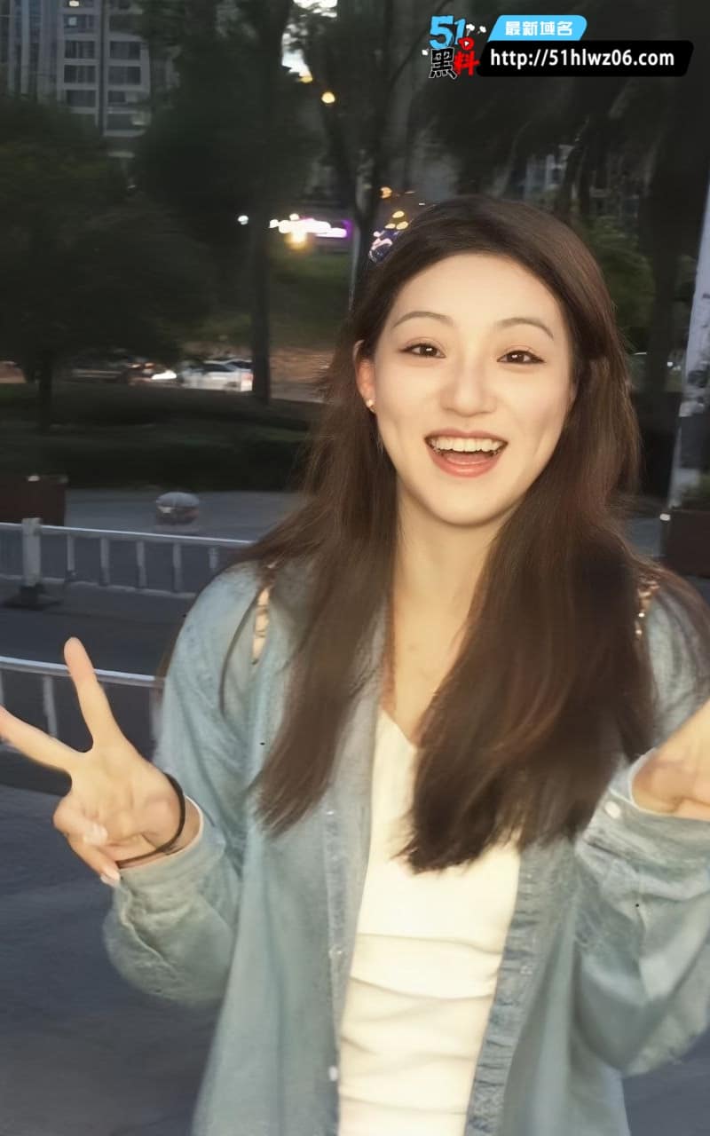 推特小薇黑丝深喉被玩到眼泪直流长腿抖成筛子太顶了 网红爆料