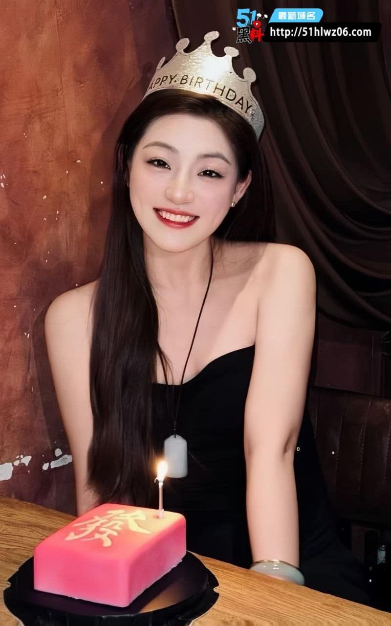 推特小薇黑丝深喉被玩到眼泪直流长腿抖成筛子太顶了 网红