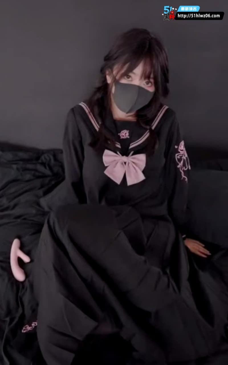 玩偶姐姐这波校服黑丝M字开腿真的顶，喷浆狂抖简直是福利天花板 自慰喷浆