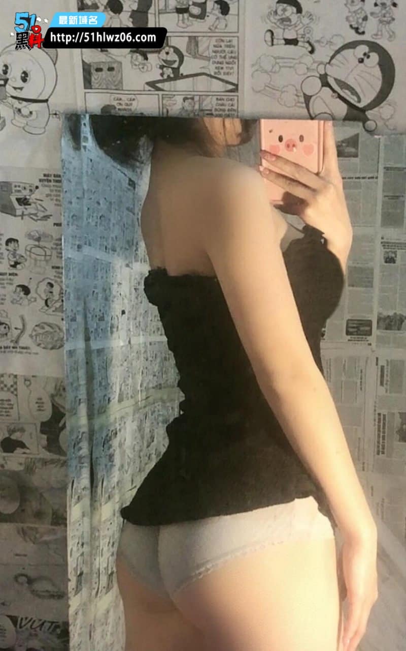 Via看着像个乖乖女私下却这么浪，这波黑丝胸链反差确实顶