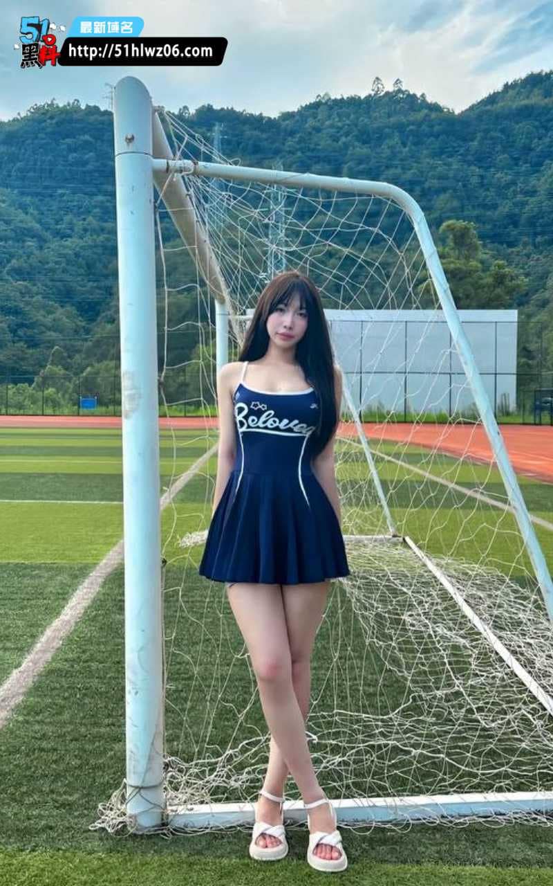 Via看着像个乖乖女私下却这么浪，这波黑丝胸链反差确实顶 黑丝诱惑
