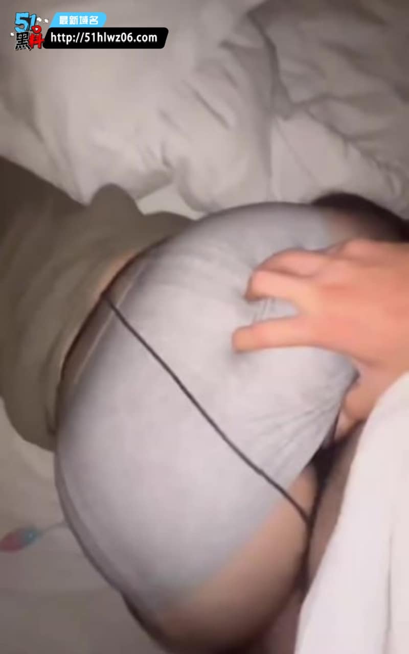 Via看着像个乖乖女私下却这么浪，这波黑丝胸链反差确实顶 反差诱惑