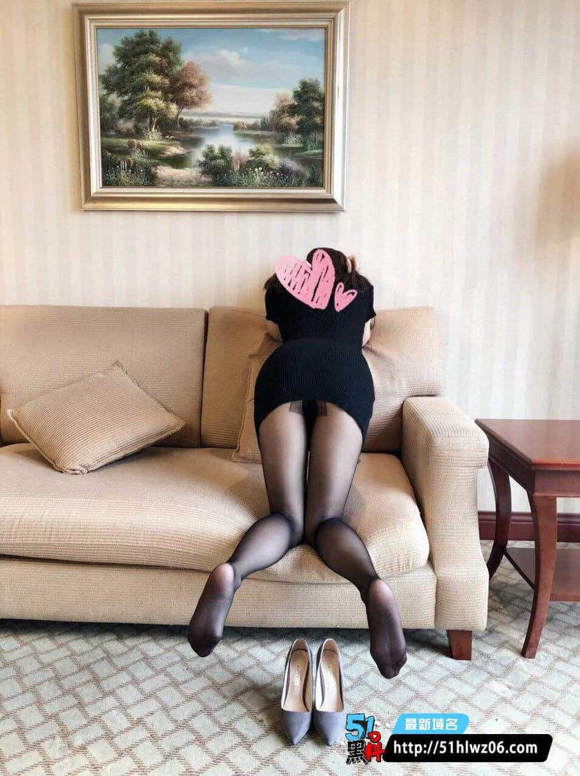 一只董小可爱看着像纯情小仙女，私下被土豪大哥玩4P太野了 土豪榜一大哥