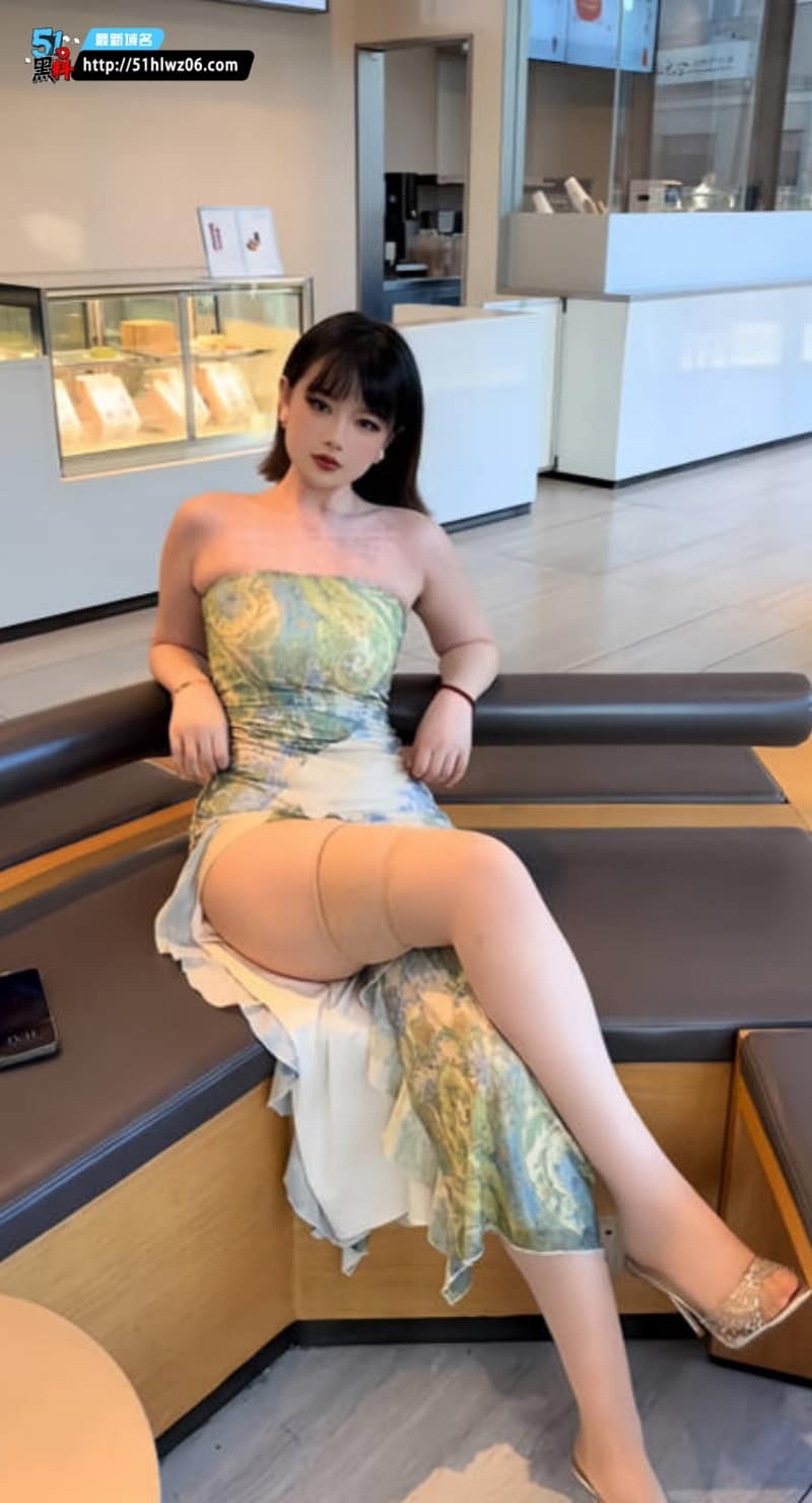申辣辣s看着温婉可人，私下这套牛奶露背装野得没边 黑丝反差