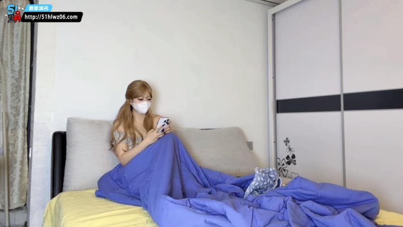 菠萝啤beer陪酒内幕，纯爱少女帮男友还债被老板下药