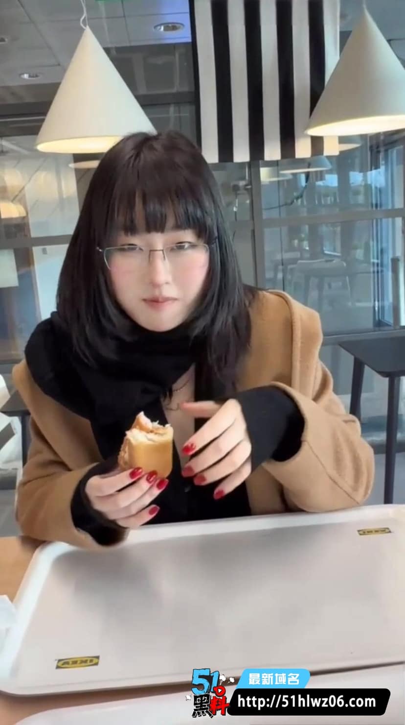 噗噗waifu宜家真空露出实录丨热狗店挑逗路人厕所开干内幕