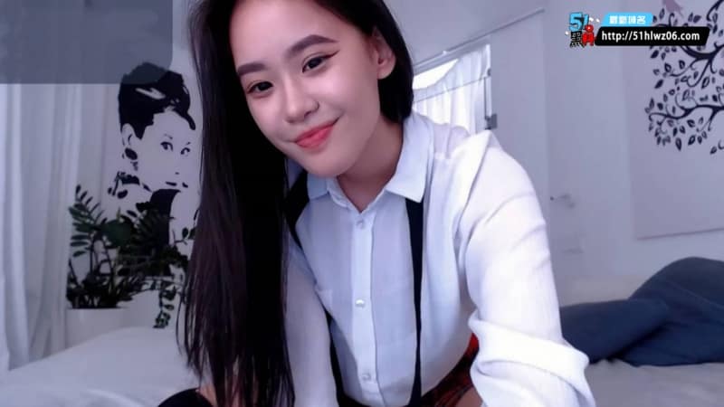 li_chang这波大功率震逼直播真的绝了，学生装黑丝反差太顶了 直播自慰