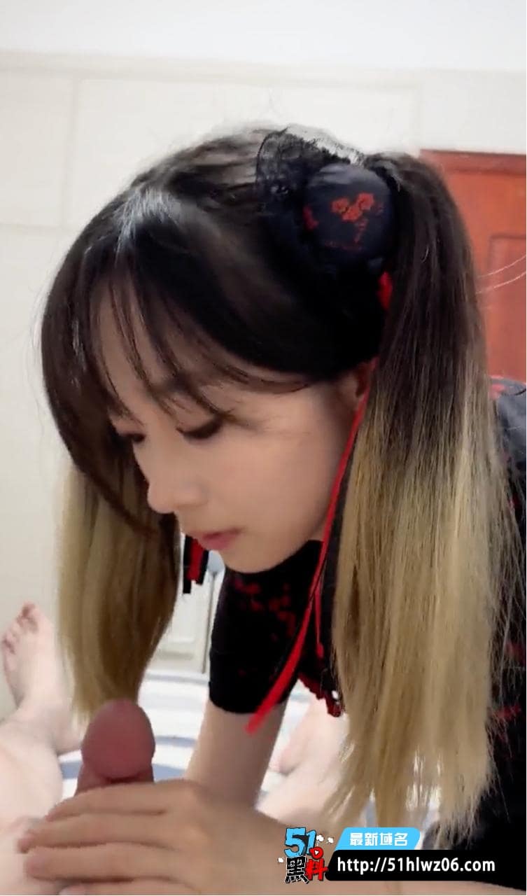 上饶眼镜妹COS激情视频，这反差我真没绷住，私下这么骚太顶了 Cosplay