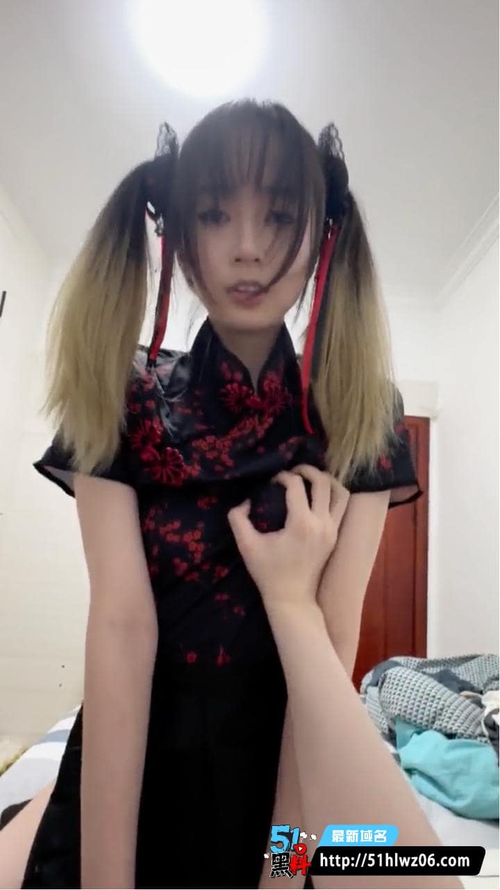 上饶眼镜妹COS激情视频，这反差我真没绷住，私下这么骚太顶了 JK制服