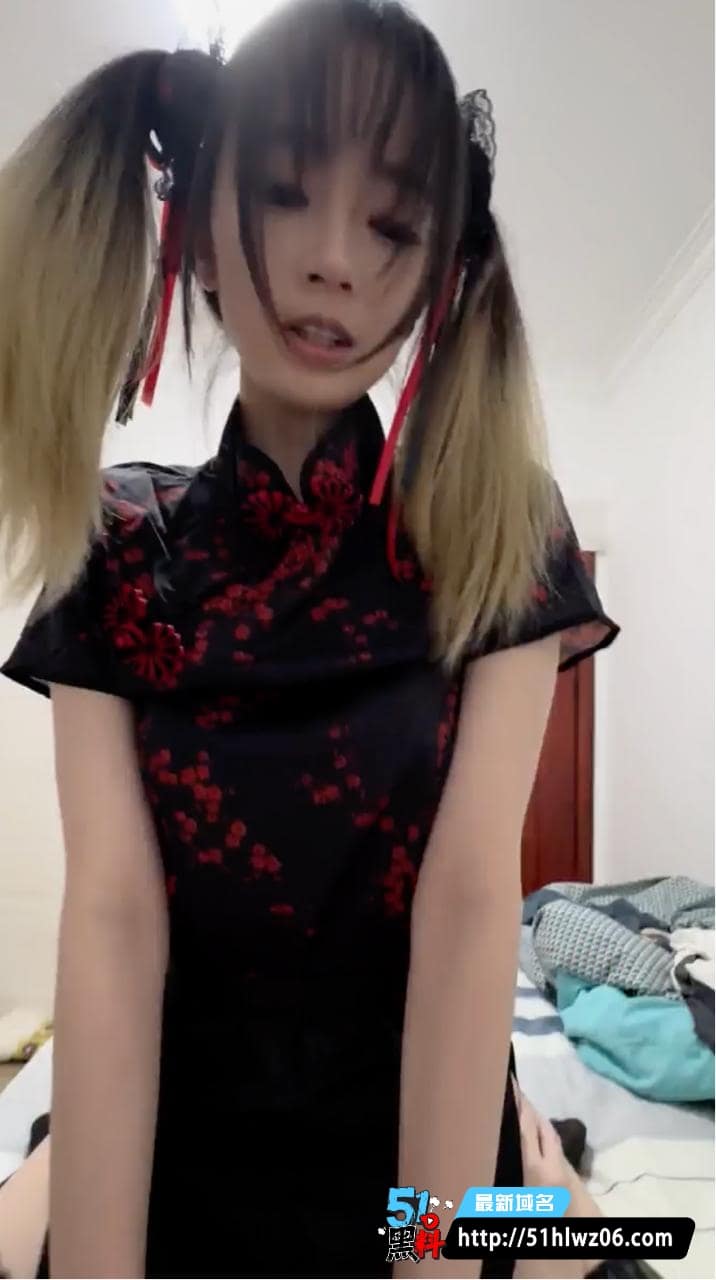 上饶眼镜妹COS激情视频，这反差我真没绷住，私下这么骚太顶了 爆料
