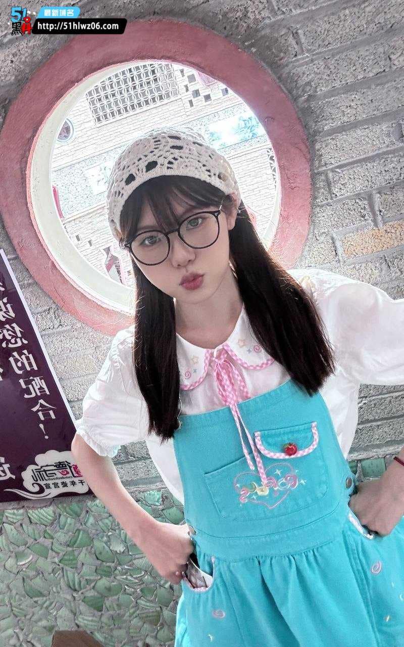 校园嫩妹私密视频流出，图书馆甜妹深夜裸聊反差太大