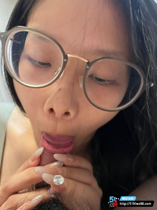 青岛滨海学院大二眼镜妹私拍流出露脸自慰反差太猛 口交视频