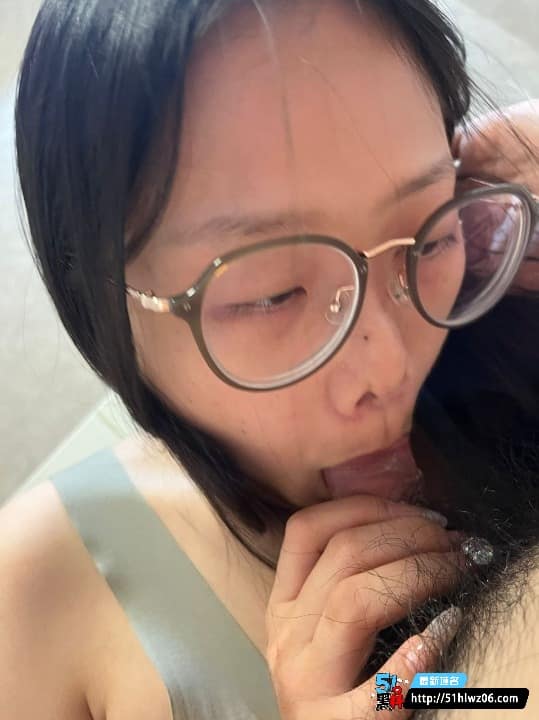 青岛滨海学院大二眼镜妹私拍流出露脸自慰反差太猛 福利