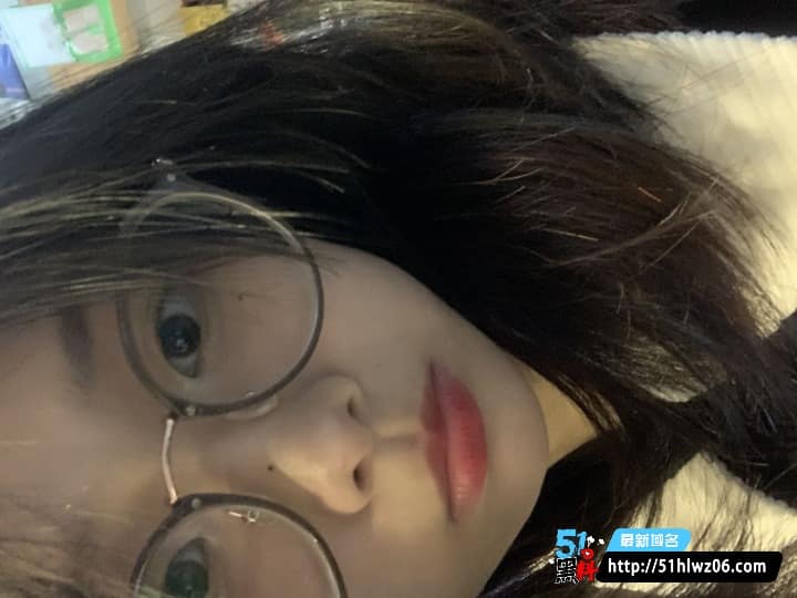 青岛滨海学院大二眼镜妹私拍流出露脸自慰反差太猛 大学生私拍