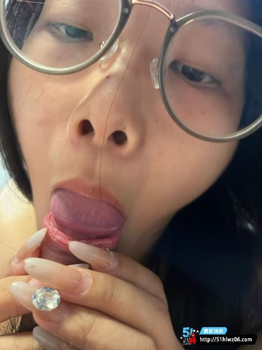 青岛滨海学院大二眼镜妹私拍流出露脸自慰反差太猛 爆料