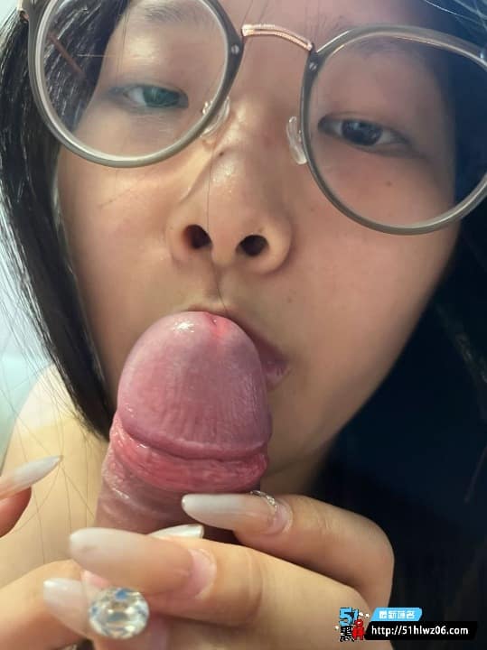 青岛滨海学院大二眼镜妹私拍流出露脸自慰反差太猛 网红