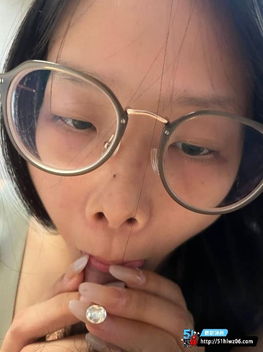 青岛滨海学院大二眼镜妹私拍流出露脸自慰反差太猛 校园反差