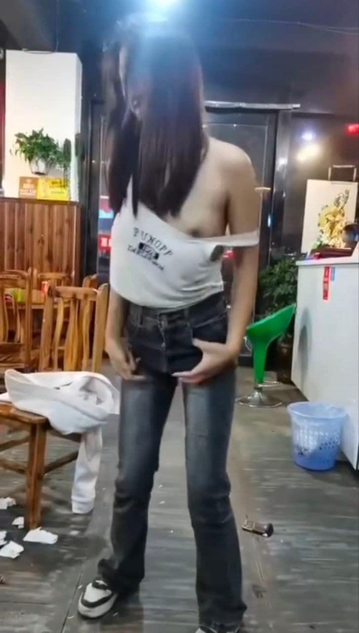 凯里女孩小薇路边摊喝嗨了丨看着清纯像大学生私下脱衣这么野 完整视频在线播放