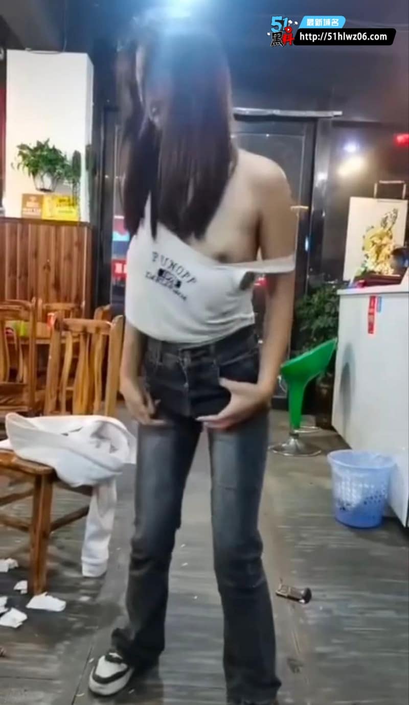 凯里女孩小薇路边摊喝嗨了丨看着清纯像大学生私下脱衣这么野 酒后失控