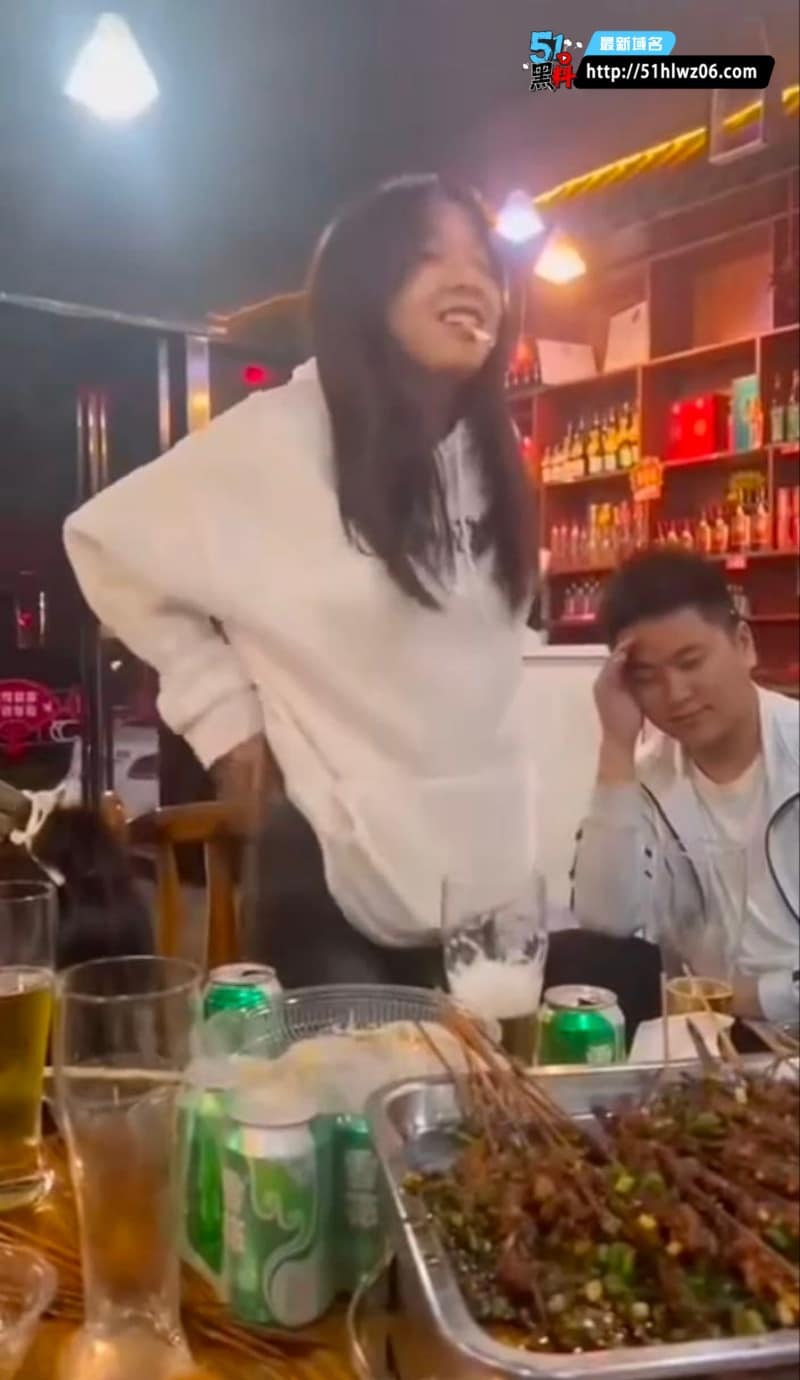 凯里女孩小薇路边摊喝嗨了丨看着清纯像大学生私下脱衣这么野 清纯反差