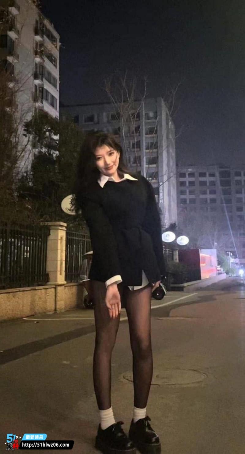 一只官看着像温柔甜姐，私下定制的厚黑丝视频确实顶 反差
