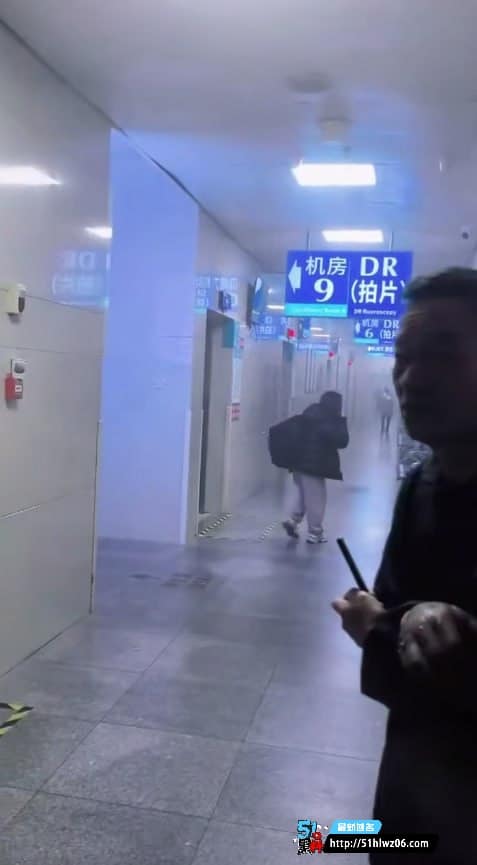 上饶曙光医院深夜起火丨你看着顶楼火光冲天还伴随爆炸闷响 江西突发新闻