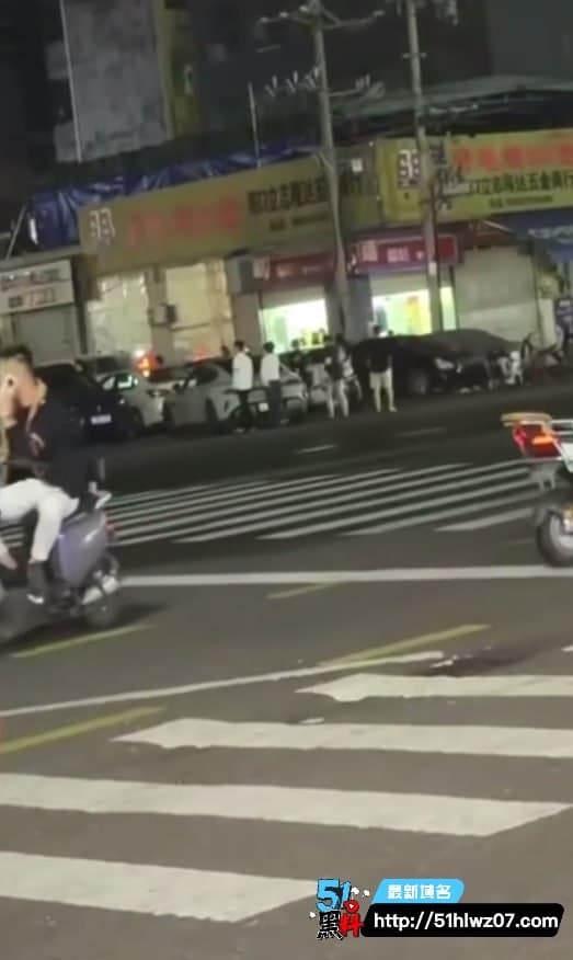 海口持刀伤人现场流出丨看着像精神小伙私下这么狠，这画面真压抑 海口突发事件
