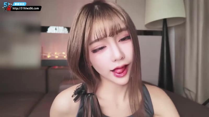 福利姬卡卡西紧身瑜伽裤喷水秀同框女神自慰潮吹太猛了 推特