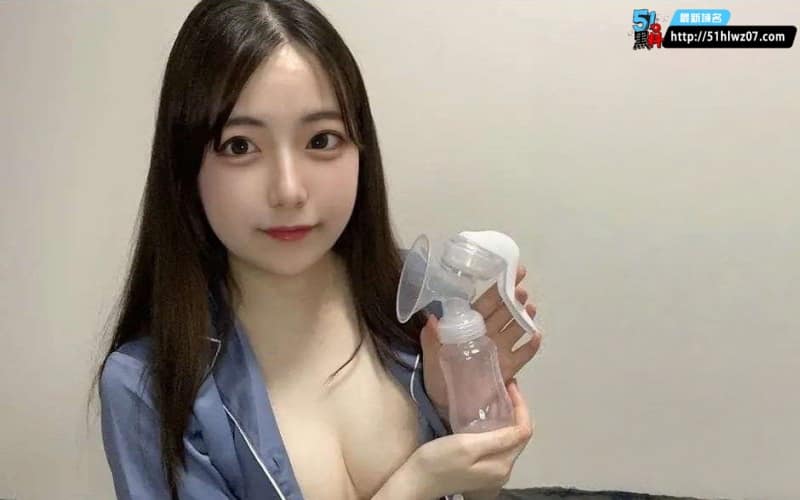 れいな在油管装邻家纯情，私下榨乳教学这反差也太顶了