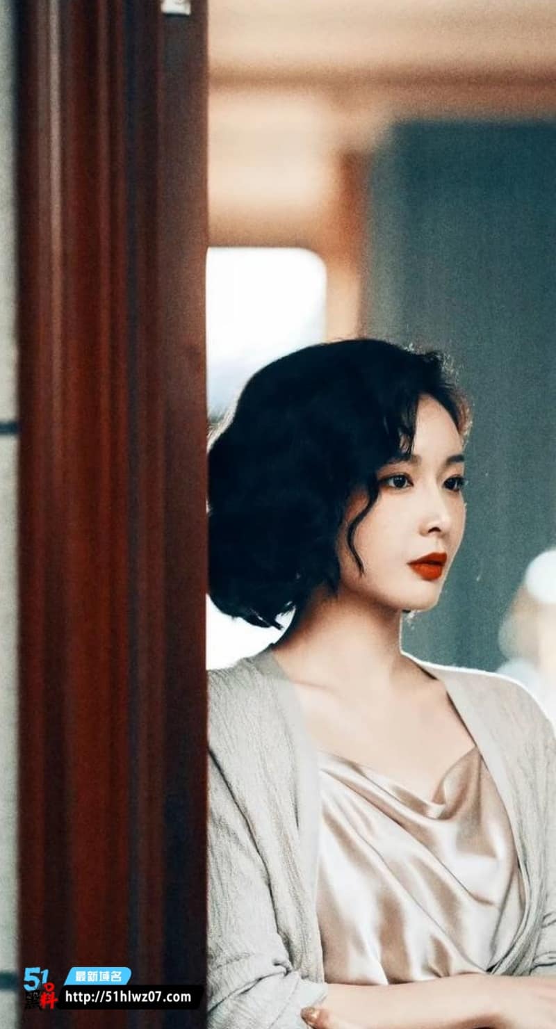 高叶狂飙大嫂私下玩这么野？黑丝翘臀被猛顶到翻白眼 后入视频