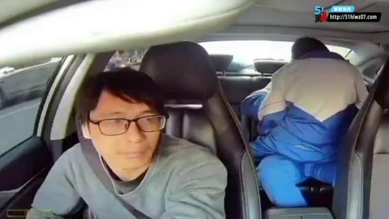 高州四中出租车学生情侣，后座亲热摸胸被监控拍全了 爆料