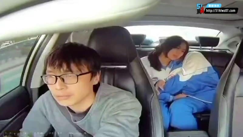 高州四中出租车学生情侣，后座亲热摸胸被监控拍全了 大学生