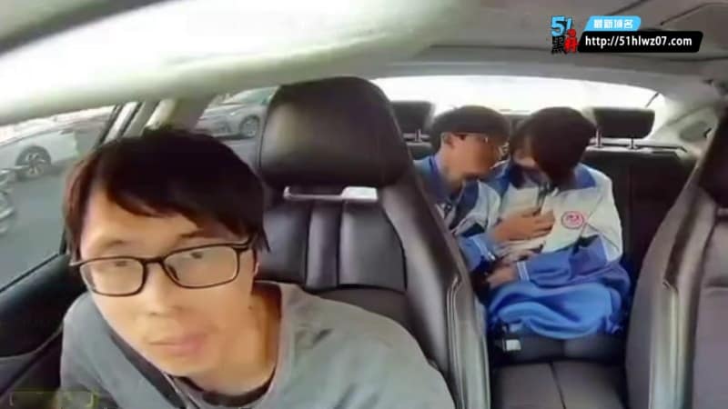 高州四中出租车学生情侣，后座亲热摸胸被监控拍全了 反差