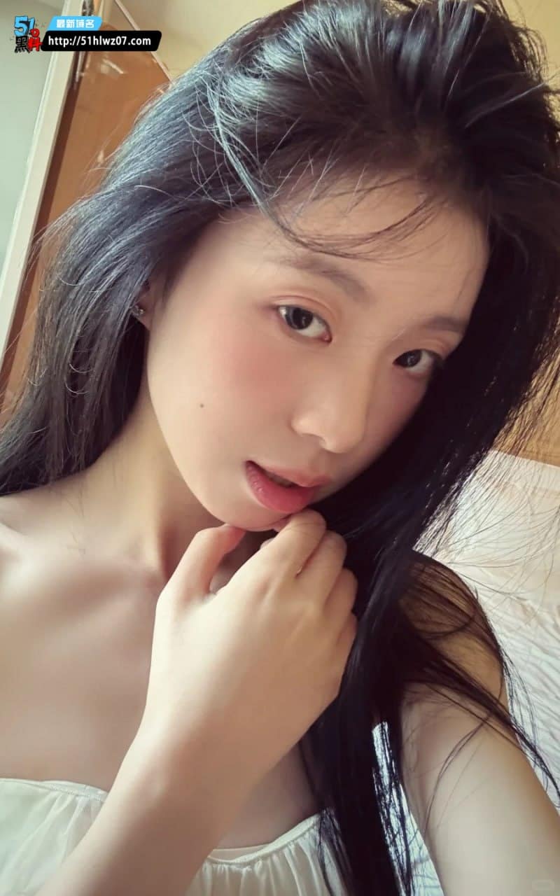 侯羽琪看着像个乖学生，私下穿黑丝JK被爆操的样子太顶了