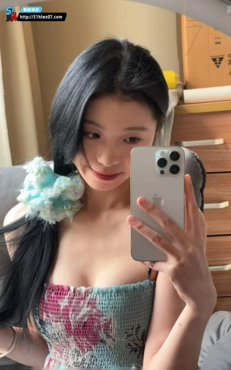 侯羽琪看着像个乖学生，私下穿黑丝JK被爆操的样子太顶了 约炮视频