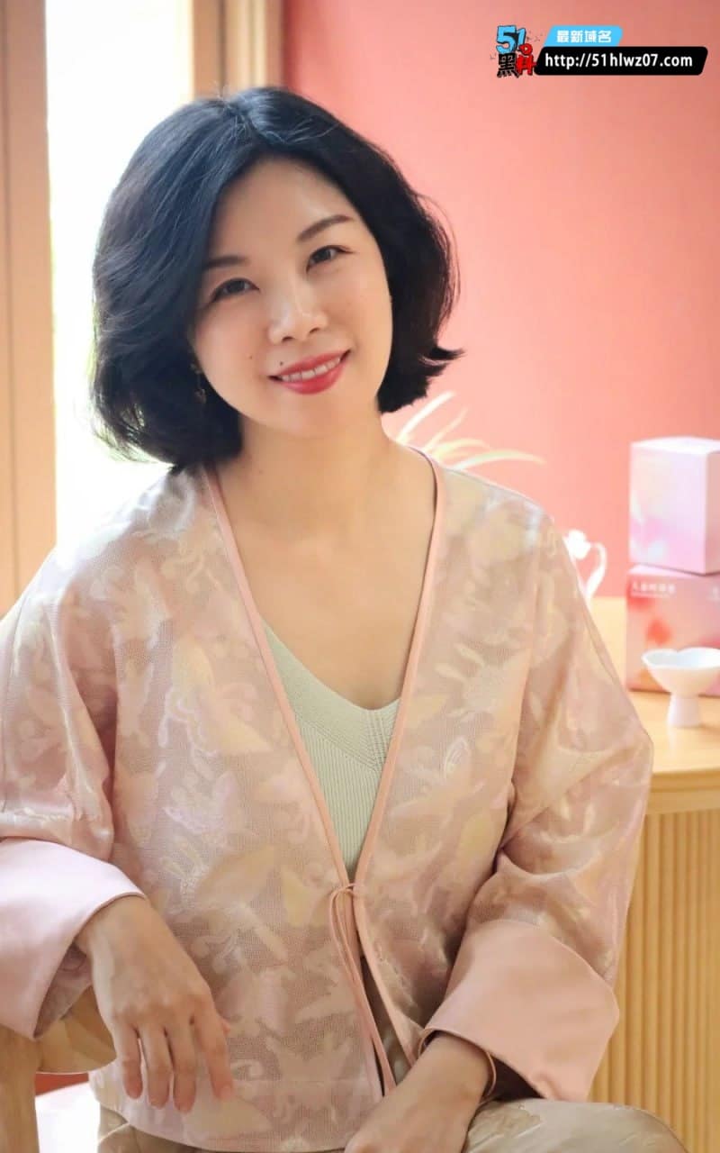 于诗曼美肤中心这波操作绝了，女子全裸做SPA被塞男技师还被怼 反差