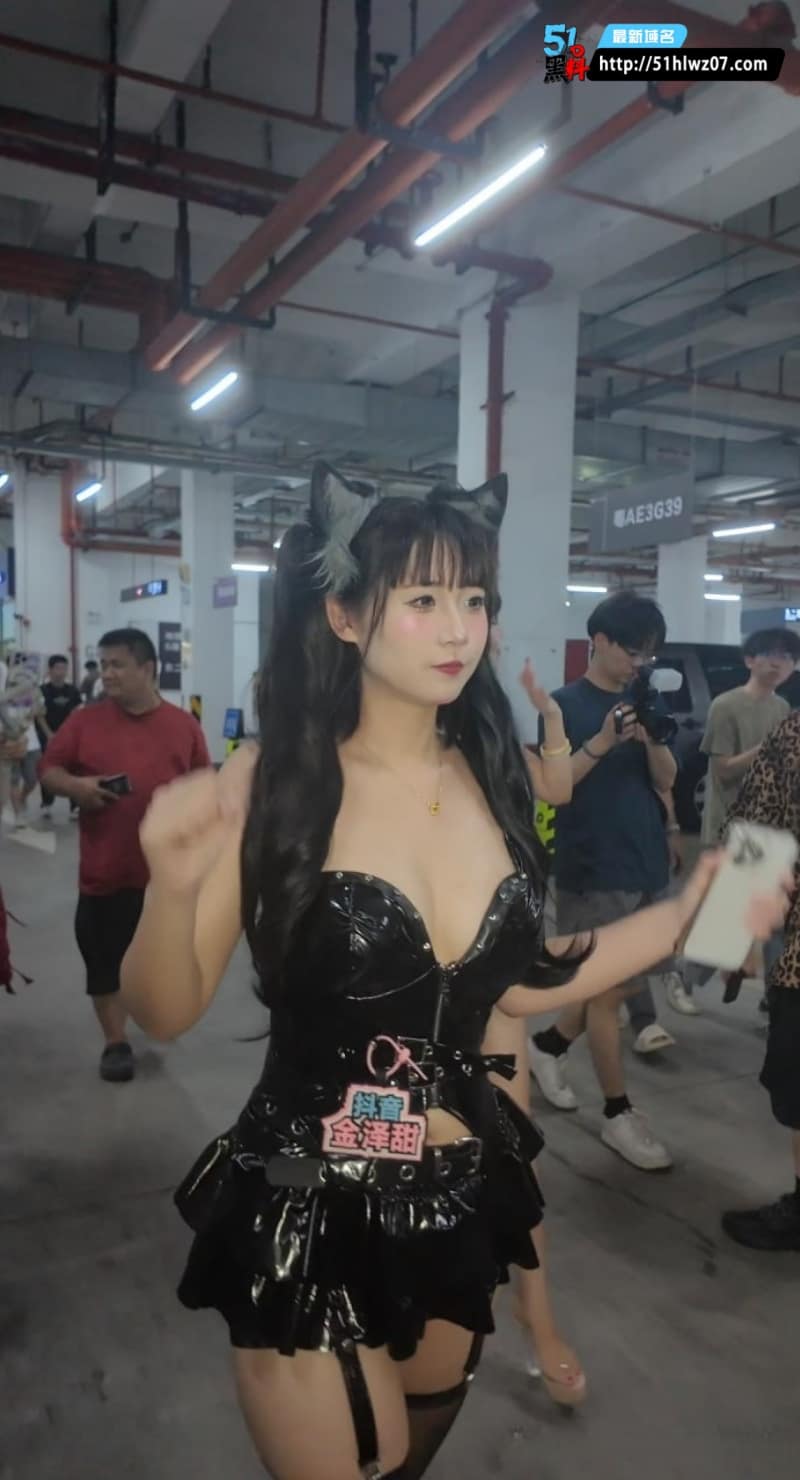 漫展双女仆黑白丝反差扭动停车场现场直接沸腾 黑丝白丝