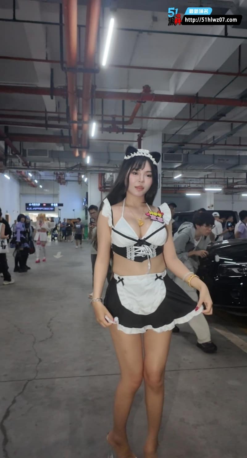 漫展双女仆黑白丝反差扭动停车场现场直接沸腾 漫展爆料