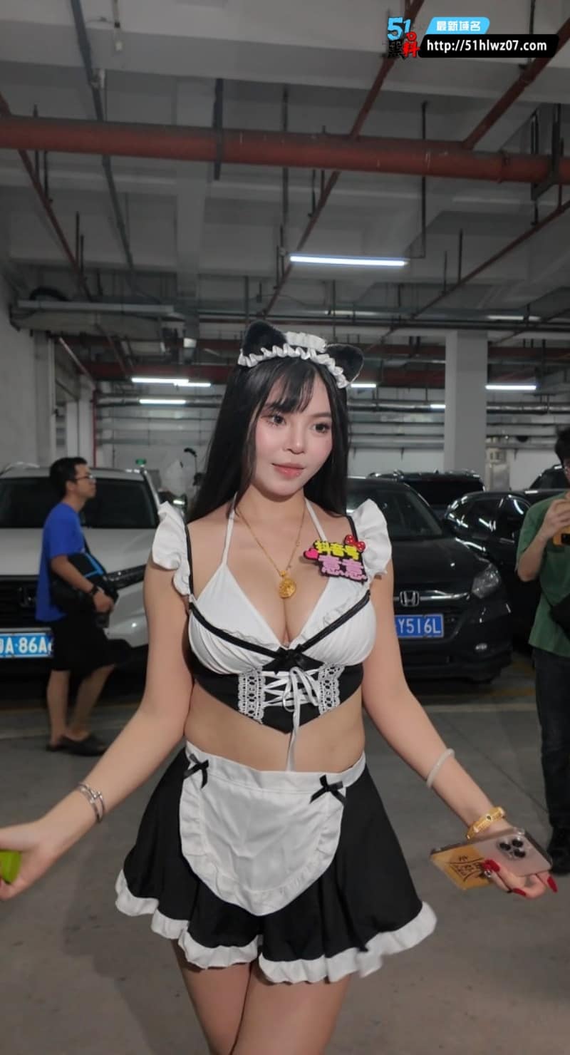 漫展双女仆黑白丝反差扭动停车场现场直接沸腾 福利