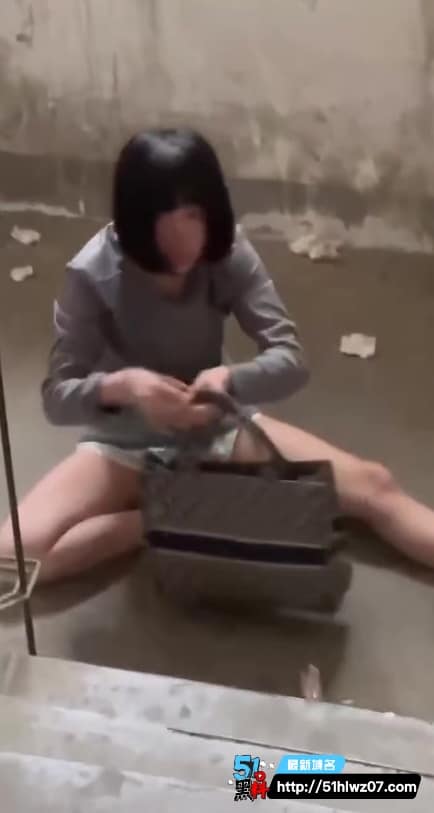 冰妹嗑药视频流出，眼神空洞动作诡异像丧尸