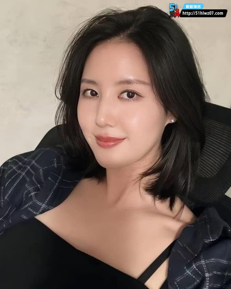 酒店偷情视频流出，熟女抽烟被顶到深处细节太顶 无套内射