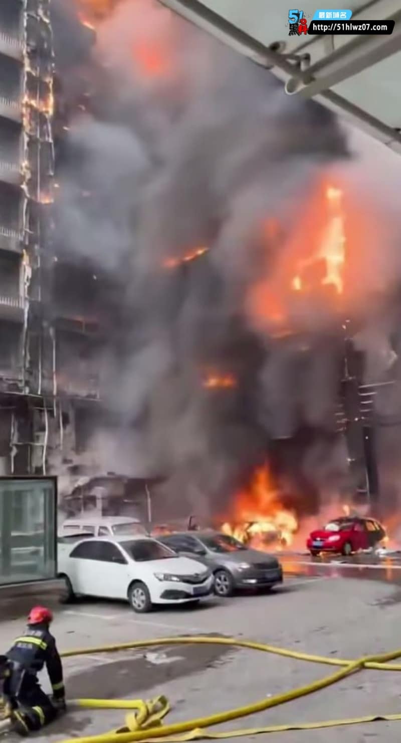 天津华鼎置地广场突发大火丨楼顶浓烟遮天反差太惊人