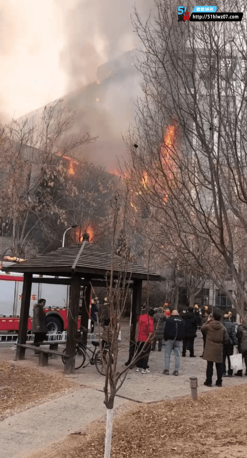 天津华鼎置地广场突发大火丨楼顶浓烟遮天反差太惊人 天津火灾现场视频