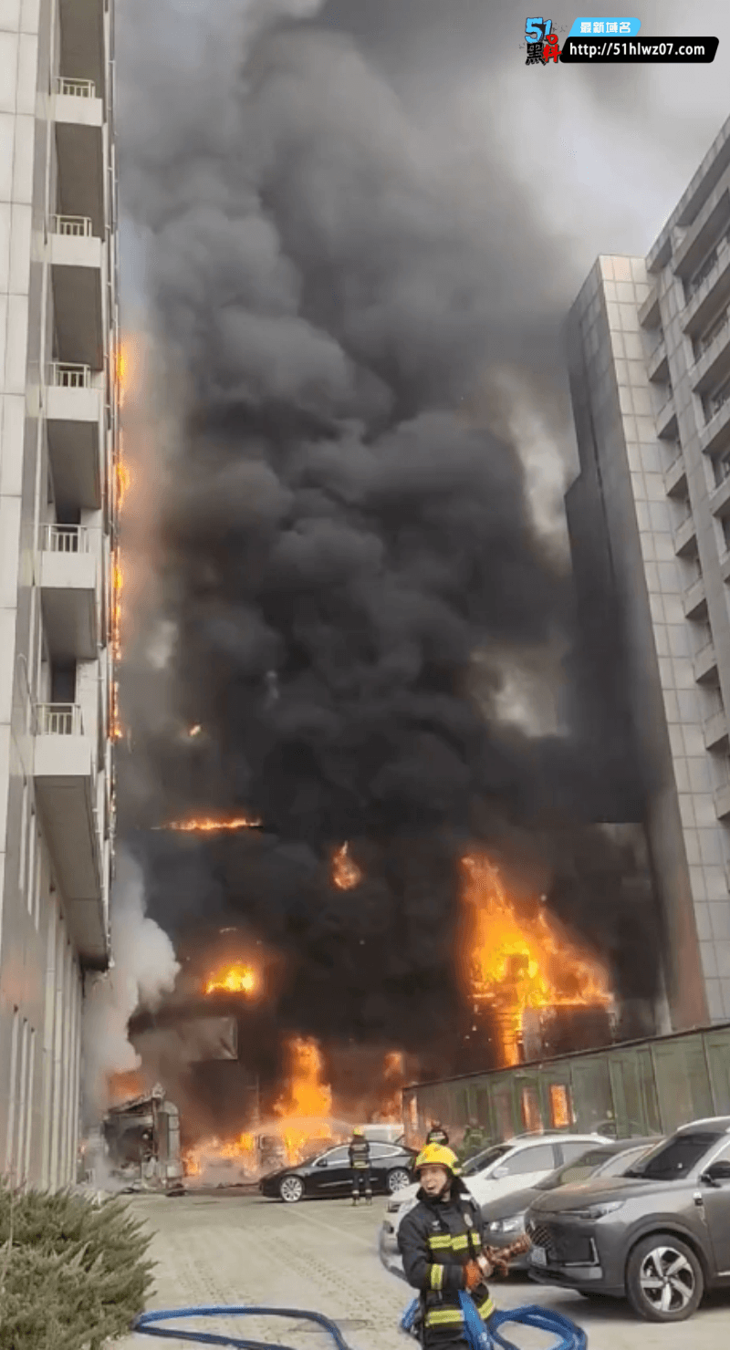 天津华鼎置地广场突发大火丨楼顶浓烟遮天反差太惊人 爆料
