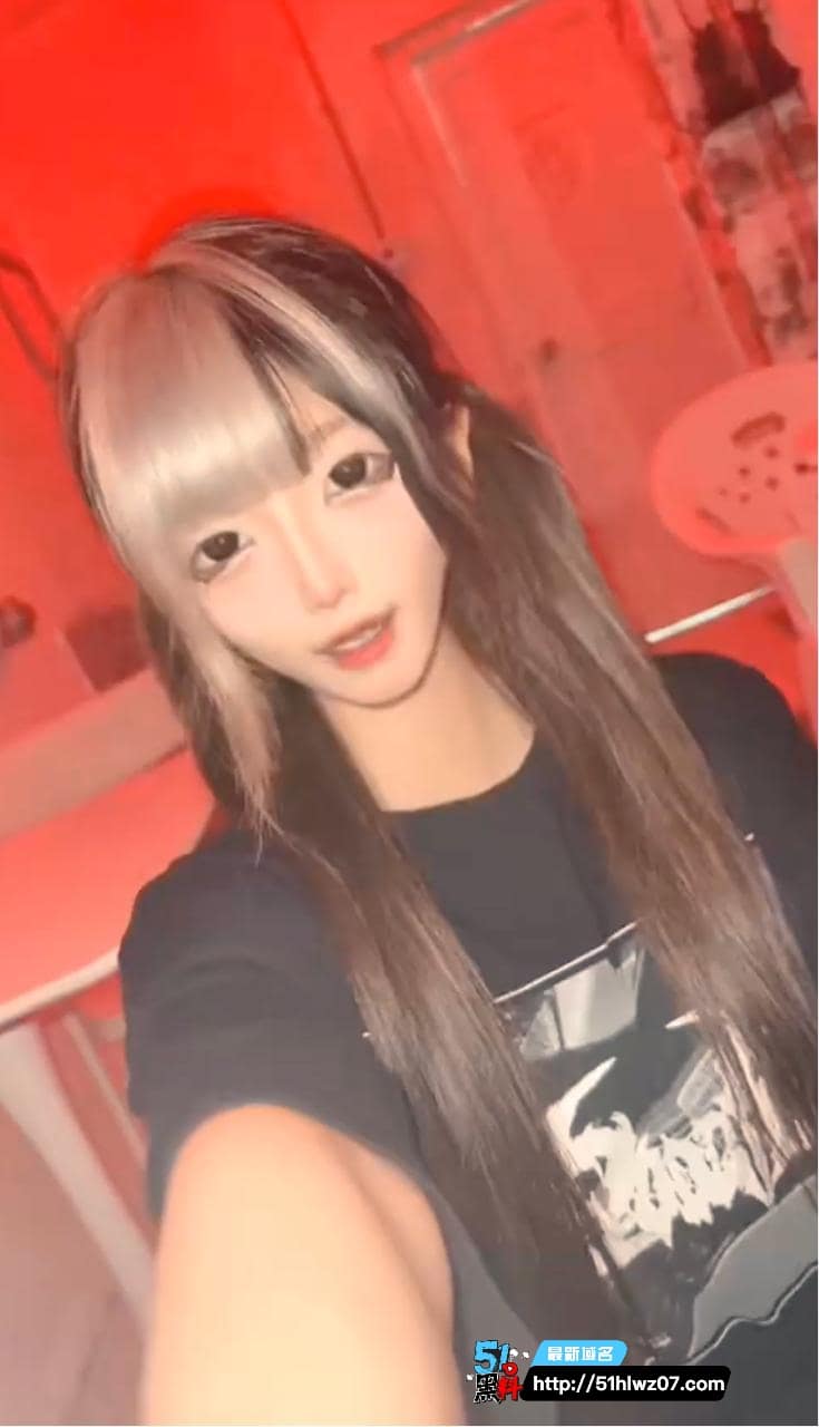 双马尾黄毛精神小妹这波反差太顶，被富哥和好兄弟前后夹击真绝了 福利