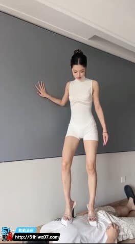 大长腿女神尖细高跟鞋踩踏足奴细节太顶全身用力碾压眼神冷艳 足奴调教