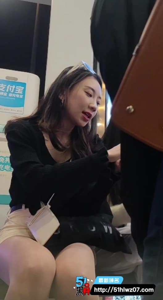 街头抄底合集高清版被玩到春光乍泄裙底内裤全曝光 反差