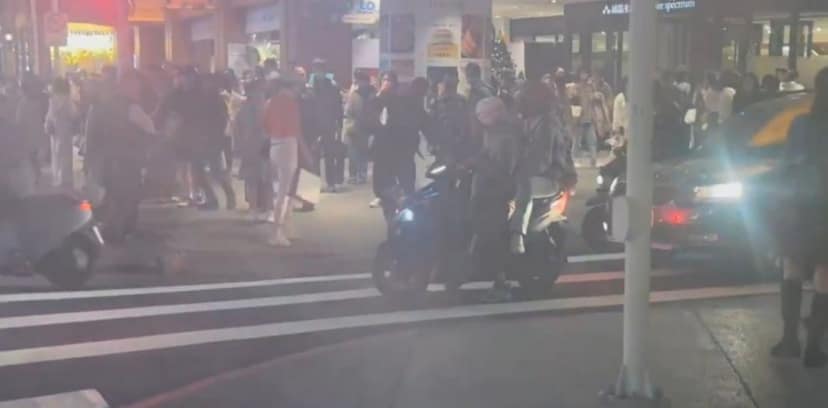 台北车站随机伤人事件内幕,现场突现烟雾弹细节太诡异 完整视频在线播放