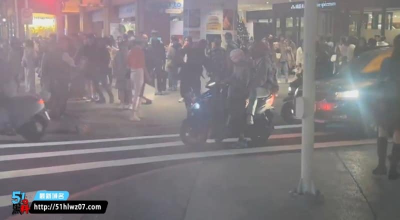 台北车站随机伤人事件内幕，现场突现烟雾弹细节太诡异 热搜